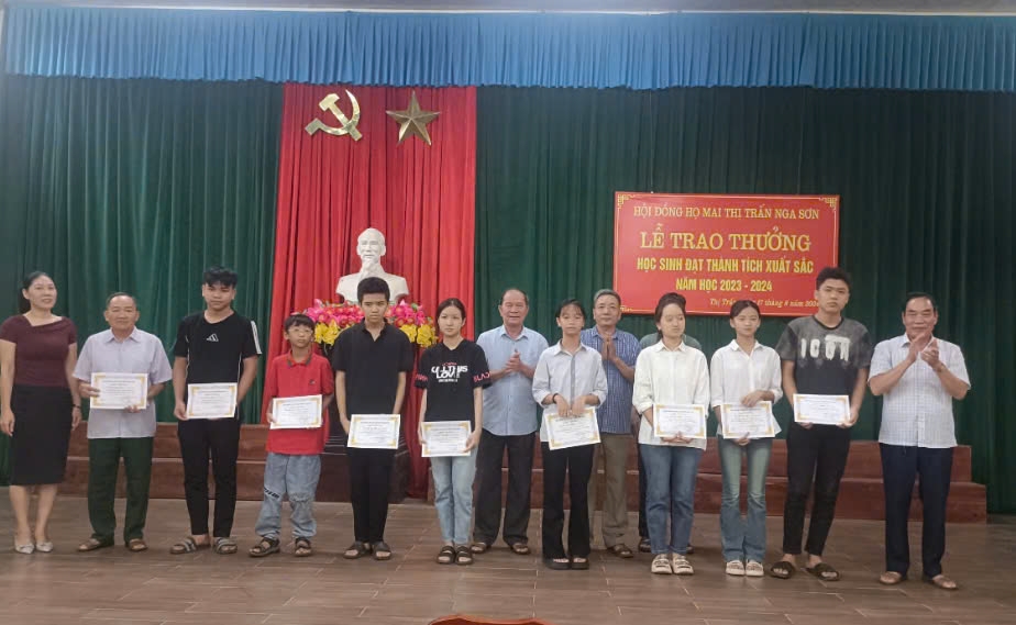 Hội Đồng Họ Mai TT Nga Sơn trao thưởng cho các học sinh có thành tích suất sắc năm 2024